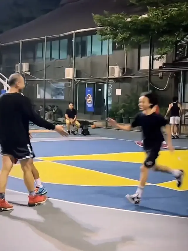 Tiko Aryawardhana dan Noah Sinclair main basket (Instagram/kiaisaura6)