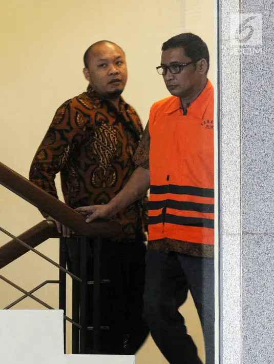 Bupati Tulungagung nonaktif Syahri Mulyo (kanan) bersiap menjalani pemeriksaan di Gedung KPK, Jakarta, Jumat (3/8). Syahri diperiksa sebagai tersangka. (Merdeka.com/Dwi Narwoko)