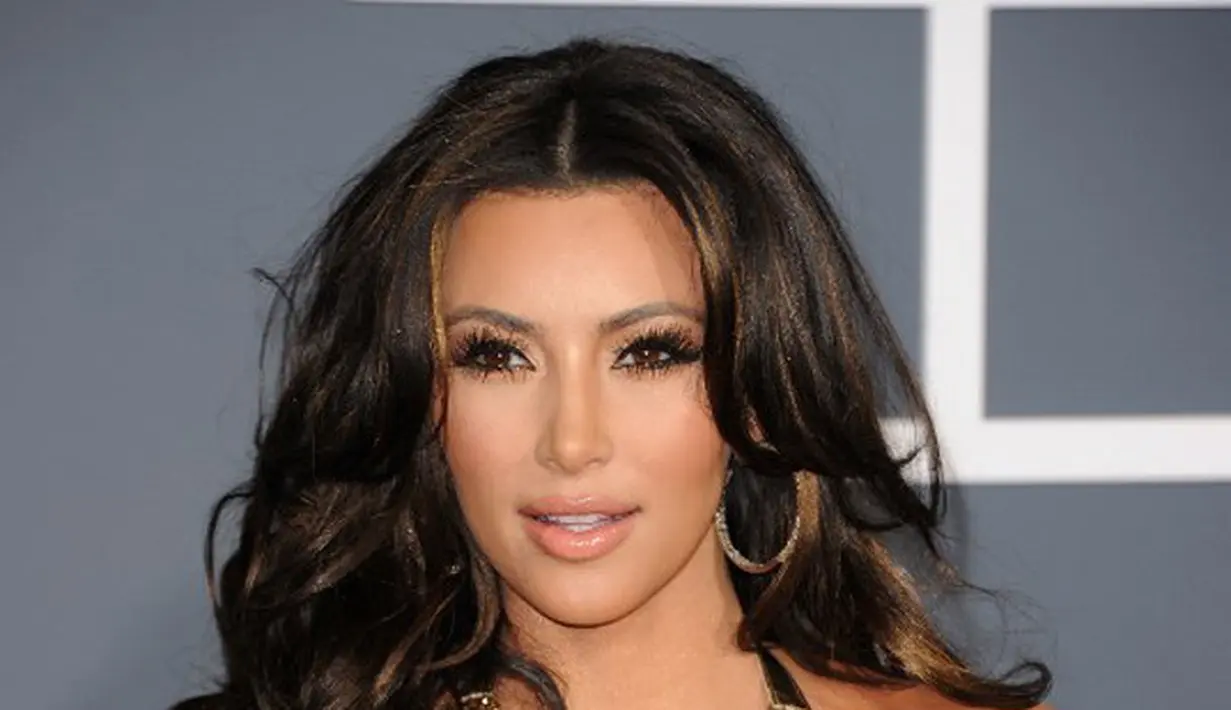 Untuk urusan berpakaian, Kim memang tergolong berani. Seperti yang dilakukannya baru-baru ini, ia berpakaian berbahan plastik dan tampak transparan pada bagian depannya.  (AFP/JASON MERRITT)