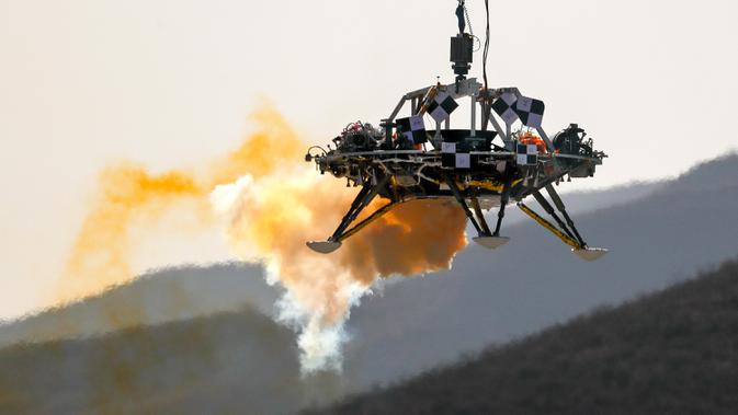 China Uji Coba Pendaratan di Mars: Seorang pendarat menjalani uji coba pendaratan di Mars, Huailai, Hebei, China, Kamis (14/11/2019). Dalam uji coba tersebut pendarat dites melayang, penghindaran rintangan, dan kemampuan perlambatan. (AP Photo/Andy Wong)