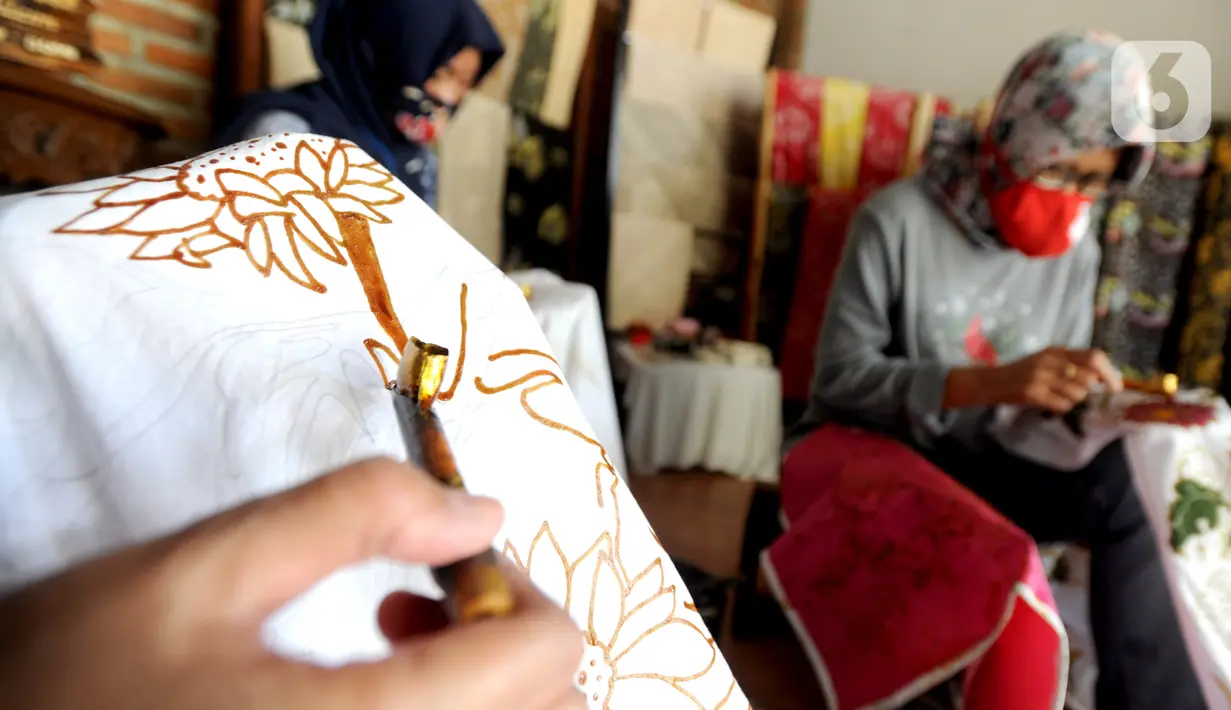 Warga menyelesaikan pembuatan batik tulis di Batik Bumiku di Kampung Batik Cibuluh, Kota Bogor, Senin (21/09/2020). Kaum ibu di kampung batik yang berdiri sejak dua tahun terakhir ini tetap bertahan di masa pandemi COVID-19. (merdeka.com/Arie Basuki)
