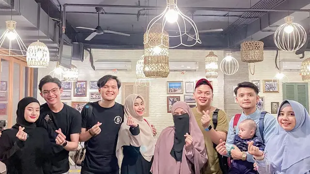 Kumpul Perdana, Ini 6 Momen Kebersamaan Anggota Grup Musik Adam Bareng Istri