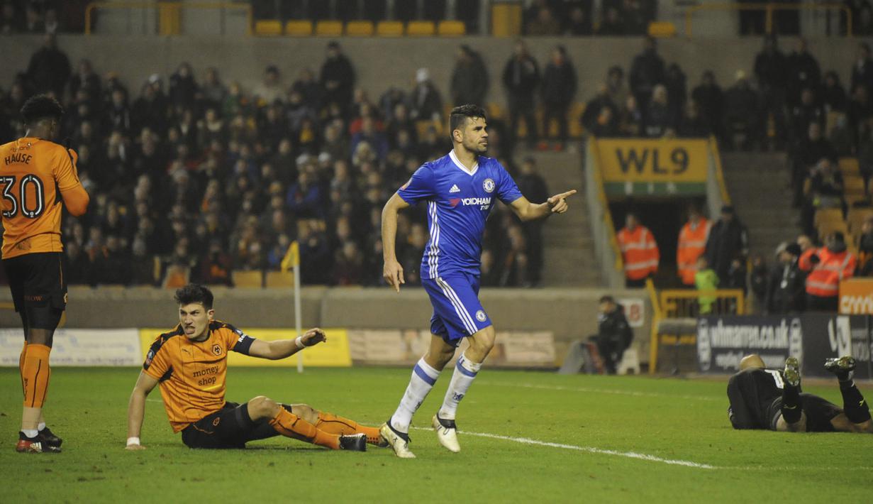 Aksi pemain Chelsea, Diego Costa ((2kanan) saat mencetak gol ke gawang Wolverhampton Wanderers pada putaran kelima Piala FA di Molineux stadium, Wolverhampton, (18/2/2017). Chelsea menang 2-0. (AP/Rui Vieira)
