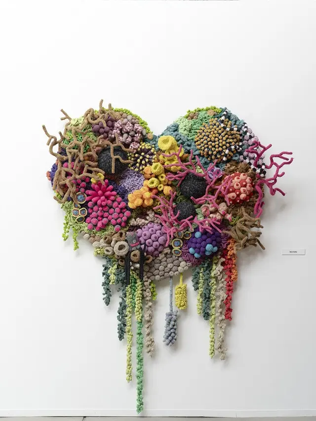 Kepeduliaan Terhadap Kesehatan Jantung Digambarkan Melalui Fashion, Karya Seni, Hingga Buku