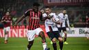 Gelandang AC Milan, Franck Kessie tampil perkasa pada laga lanjutan Serie A yang berlangsung di stadion San Siro, Milan, Senin (11/2). AC Milan menang 3-0 atas Cagliari. (AFP/Marco Bertorello)