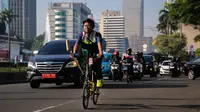 Achmad Budi Santoso memacu sepedanya di Jalan Medan Merdeka Barat, Jakarta, Jumat (5/5/2023). (Bola.com/Bagaskara Lazuardi)
