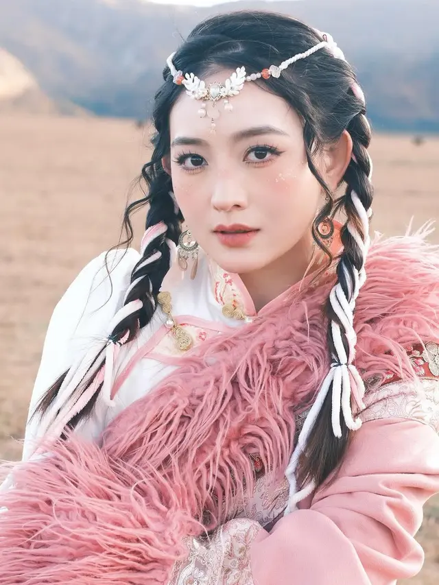 Natasha Wilona saat liburan ke China pakai baju Tiongkok dan makeup serba pink. [@natashawilona12]