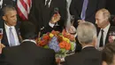 Presiden Rusia, Vladimir Putin (kanan) dan Presiden AS, Barack Obama bersulang saat jamuan makan siang pada acara Sidang Umum PBB di New York, Senin (28/9/2015). (REUTERS/Mikhail Metzel/RIA Novosti/Pool)