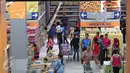 Suasana di pusat perbelanjaan di Tangerang, Banten, (16/12). Aturan pencantuman tersebut selain bagi importir atau produsen, juga diwajibkan bagi pedagang pengumpul. (Liputan6.com/Angga Yuniar)