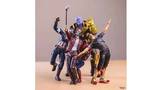 Foto Action Figure dalam Berbagai Situasi (Sumber: Boredpanda)