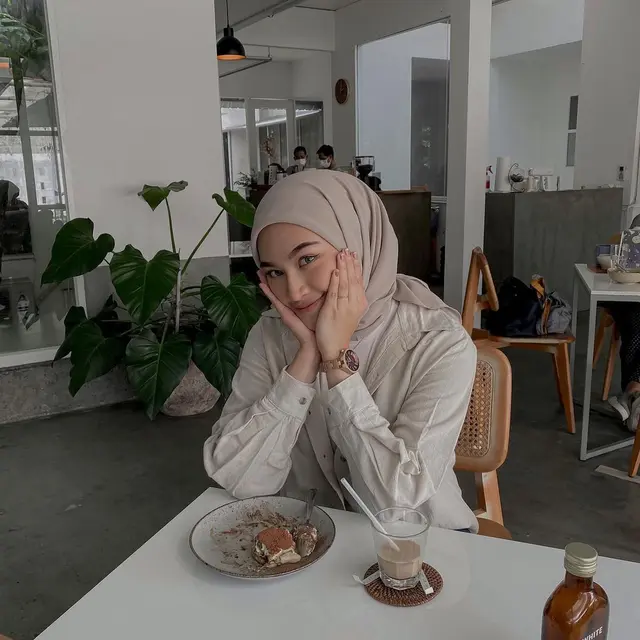 Disebut Mirip Mahalini Versi Hijab, Ini 6 Potret Hera Elvira Viral di TikTok