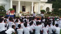 Ketika Jokowi Melayani Murid SD Bermain Gerobak Sodor di Istana