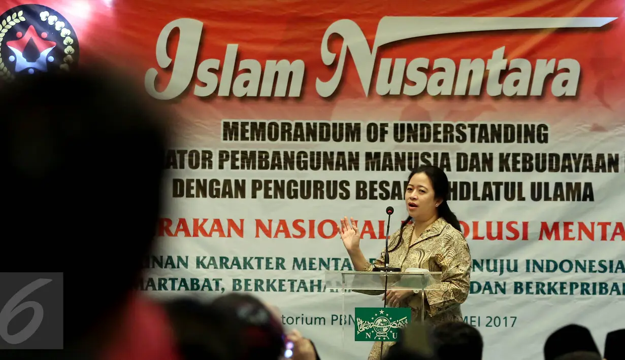 Kemenko PMK Puan Maharani memberi sambutan saat penandatanganan MOU di Gedung PBNU, Jakarta, Rabu (3/5). Kerja sama ini untuk pembentukan karakter bangsa melalui pesantren - pesantren di seluruh Indonesia. (Liputan6.com/ Johan Tallo)