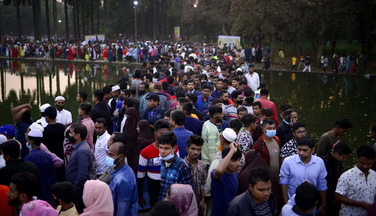 Warga Bangladesh tiba untuk berpartisipasi dalam perayaan 50 tahun kemenangan atas Pakistan pada sebuah acara di Dhaka, Bangladesh, 16 Desember 2021. Pada 16 Desember 1971, tentara Pakistan menyerah kepada pasukan gabungan India-Bangladesh. (AP Photo/Mahmud Hossain Opu)