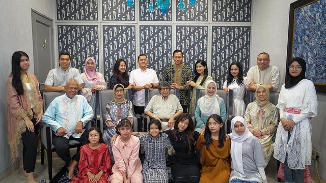 Potret Annisa Pohan saat buka bersama dengan keluarga besar (Sumber: Instagram/@annisayudhoyono)
