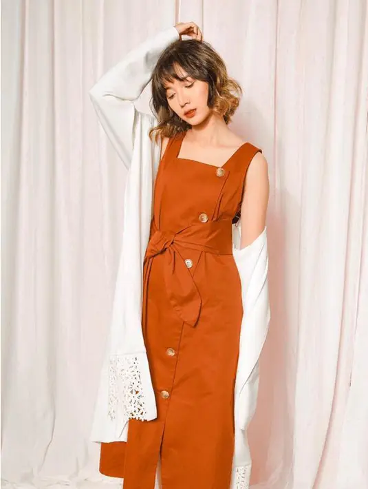 Tampil dengan gaya yang lebih feminim, wanita kelahiran 24 September 1992 ini mengenakan overall berwarna coklat bata yang dipadukan dengan cardigan putih. (Liputan6.com/IG/@sheiladaisha)