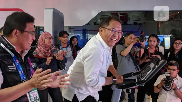 Menkominfo Rudiantara menjajal wahana teknologi 5G di Telkomsel 5G Experience Center. Liputan6.com/Jeko I.R