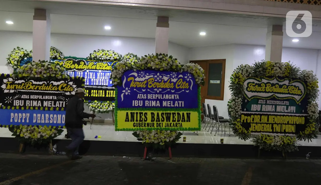 Sejumlah karangan bunga untuk jenazah aktris senior Rima Melati terlihat di Rumah Duka RSPAD Gatot Soebroto Jakarta Pusat, Kamis (23/6/2022). Aktris senior Rima Melati meninggal dunia dalam usia 82 tahun pada pukul 15.14 WIB di RSPAD Jakarta Pusat akibat infeksi Decubitus. (Liputan6.com/Herman Zakharia)