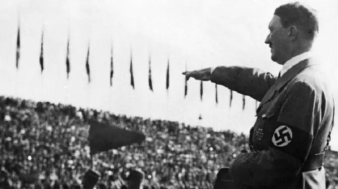 Adolf Hitler ketika memberikan hormat ala Nazi (AP)