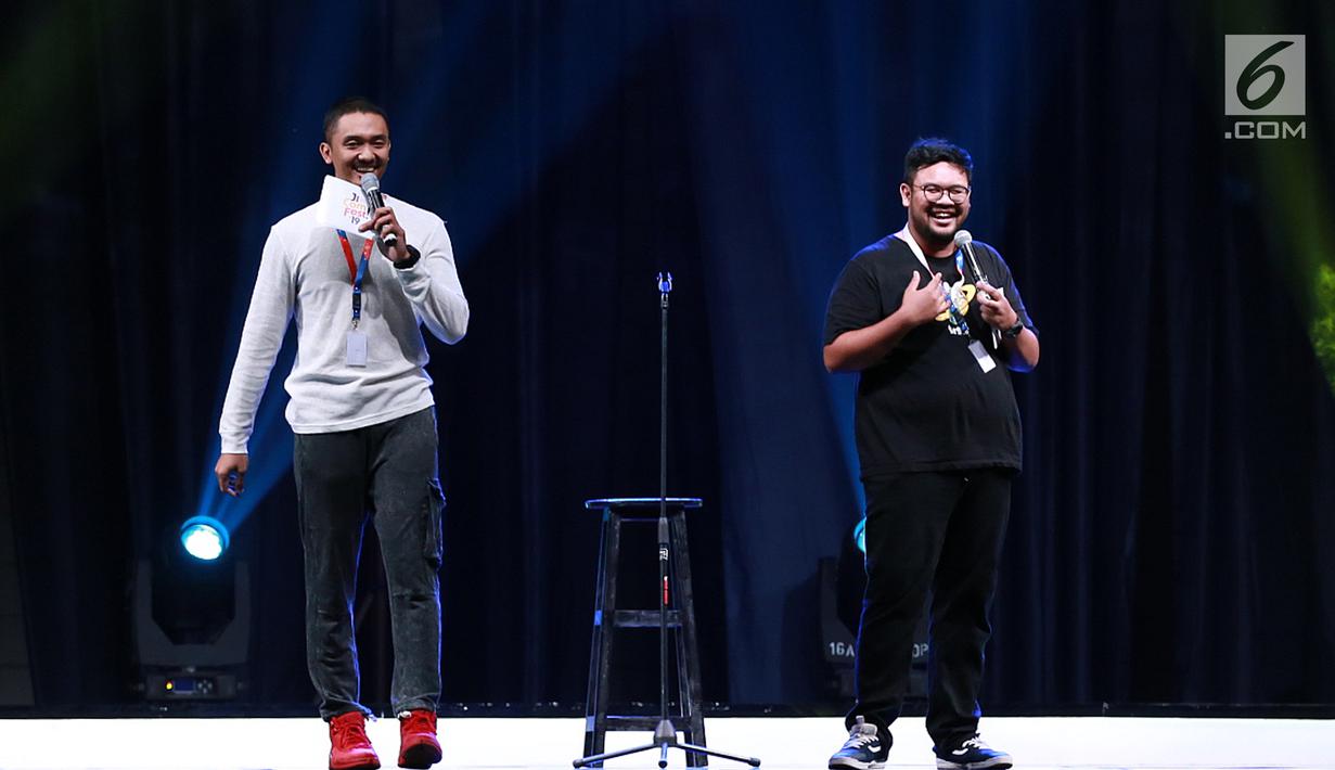 Komika Rizky Firdaus Wijaksana atau Uus (kiri) dan Muhammad Hifdzi Khoir saat menjadi pembawa acara Jakarta Internasional Comedy Festival (JICOMFEST) 2019 di JIExpo, Kemayoran, Jakarta, Sabtu (3/8/2019). Aksi para komika sukses mengocok perut pengunjung JICOMFEST 2019. (Dream.co.id/Deki Prayoga)