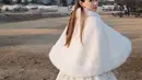 Tampilannya makin terlihat seperti princess di musim dingin dengan coat berbulu warna putih [@alyssadaguise]