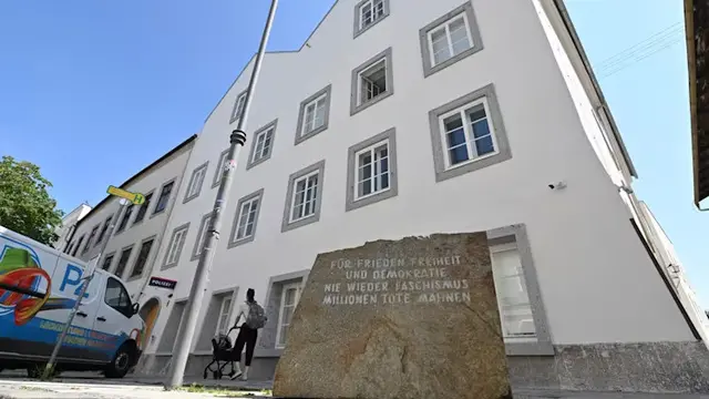 Batu Peringatan di Depan Rumah Hitler (AFP/Kerstin Joensson)