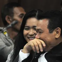Terdakwa, Jessica Kumala Wongso terlihat tersenyum saat berbincang dengan kuasa hukumnya pada sidang ke-19 perkara pembunuhan Wayan Mirna Salihin di Pengadilan Negeri Jakarta Pusat, Rabu (7/9). (Liputan6.com/Helmi Afandi)