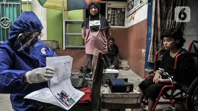 FOTO: Pandemi, Disdukcapil Jemput Bola Rekam E-KTP Penyandang Disabilitas
