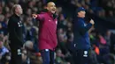 Pelatih Manchester City, Pep Guardiola, memberikan instruksi saat anak asuhnya melawan West Bromwich pada laga Premier League di Stadion The Hawthorns, West Bromwich, Sabtu (28/10/2017). West Bromwich kalah 2-3 dari City. (AFP/Lindsey Parnaby)