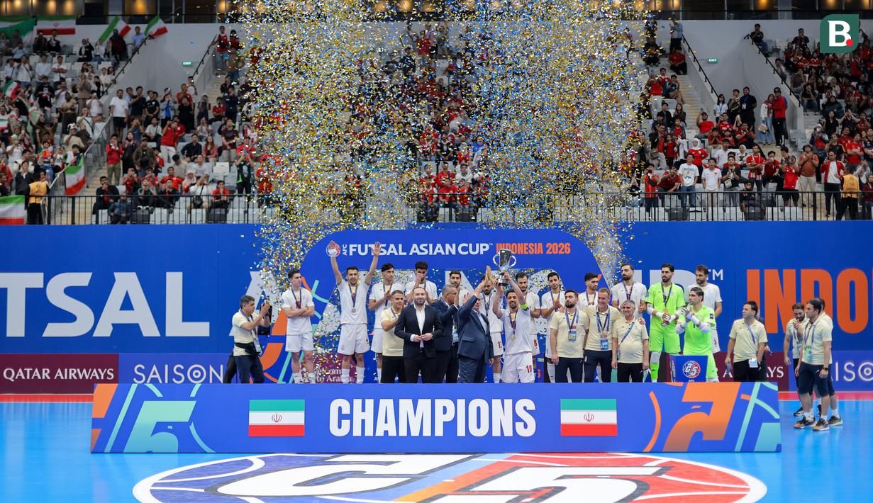 Pemain Timnas Futsal Iran merayakan kemenangan dengan mengangat trofi setelah memenangkan laga final Piala Asia Futsal melawan Timnas Indonesia 2026 yang berlangsung di Indonesia Arena, Senayan, Jakarta, Sabtu (07/02/2026). (Bola.com/Bagaskara Lazuardi)