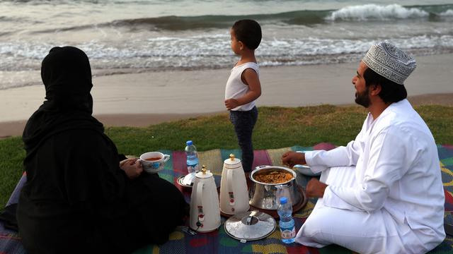 Warga Oman Menikmati Buka Puasa di Pantai