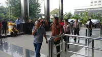 Empat orang terjaring OTT di Lampung Tengah tiba di Gedung KPK. (Lizsa Egeham/Liputan6.com)