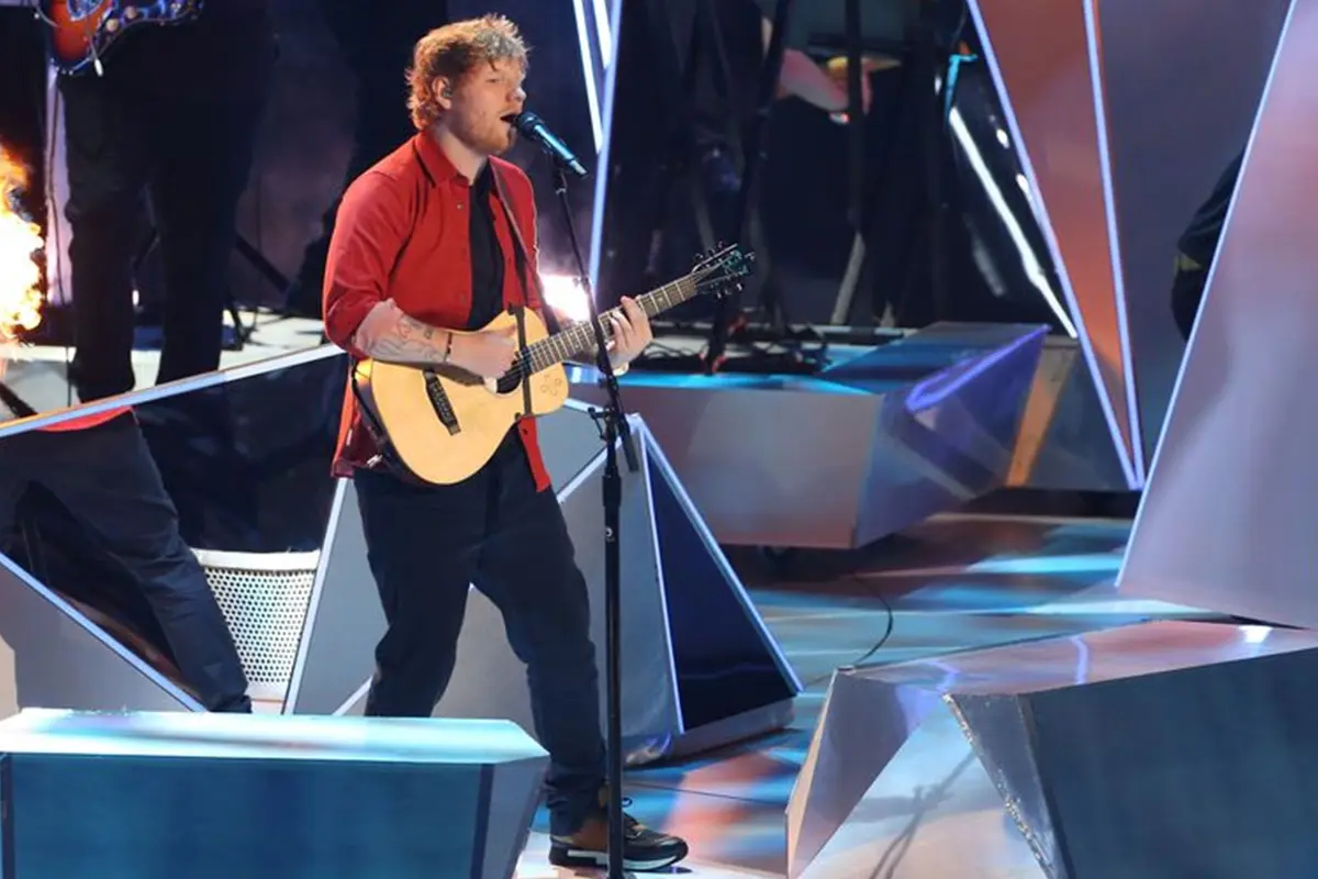 Pesona Ed Sheeran saat Berkaca Mata dan Bermain Gitar Diatas Panggung