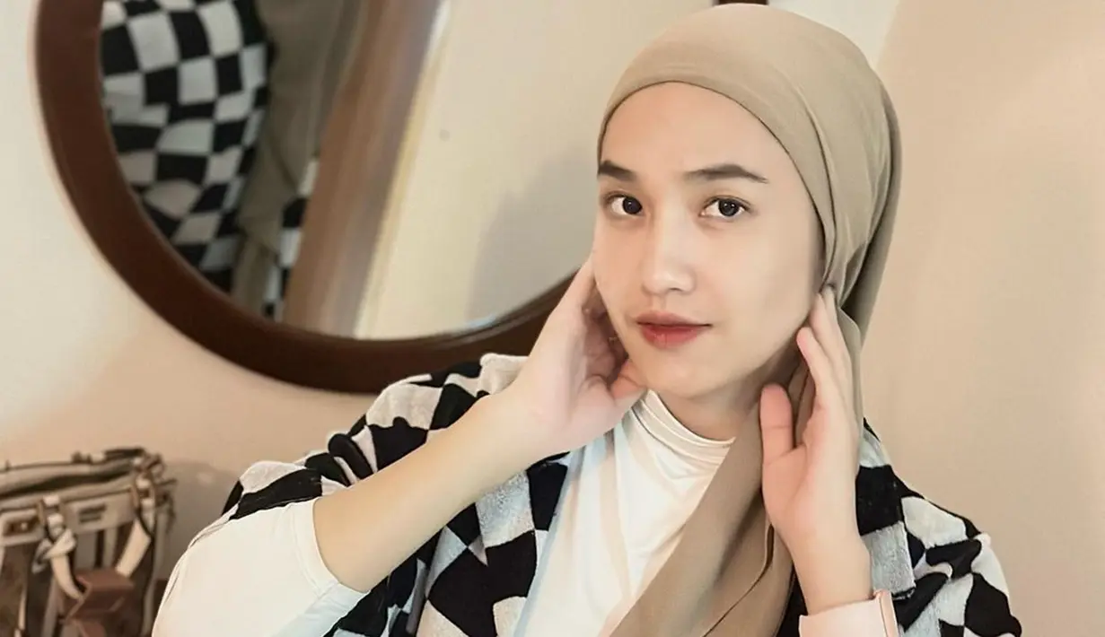 Pakai gaya hijab model turban, penampilan Hafna Alliya ini juga pernah jadi sasaran komentar netizen. Mulai dari pashmina sampai segi empat, berbagai gaya hijab memang cocok dengan istri aktor kelahiran tahun 1994 ini. Meski ada yang mengomentari karena lehernya terlihat padahal kenakan hijab, ada beberapa netizen yang meminta tutorial cara penggunaan gaya hijab turban ini. (Liputan6.com/IG/@afnaalliya_)
