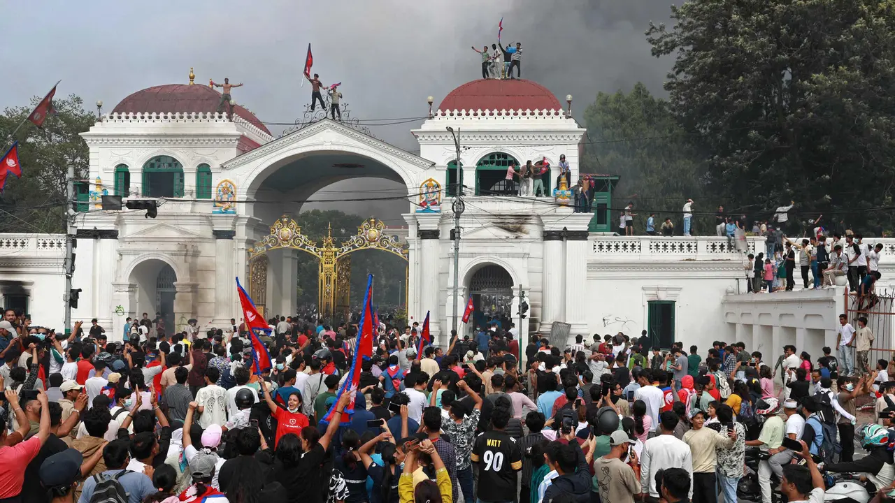 Demo di Nepal Memanas, Gedung Parlemen Dibakar Massa