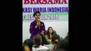 Ketua Forum Komonikasi Waria Indonesia (FKWI), Mami Yuli, menyampaikan pidato saat perayaan Natal Bersama di Jakarta, Sabtu (27/12/2014). (ANTARA FOTO/Ismar Patrizki)