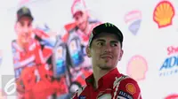 Pembalap MotoGP dari tim Ducati, Jorge Lorenzo menyimak pertanyaan saat media brief di Jakarta, Kamis (2/2). Ini merupakan kali pertama Jorge Lorenzo berbaju Ducati menyapa penggemarnya di Indonesia. (Liputan6.com/Helmi Fithriansyah)