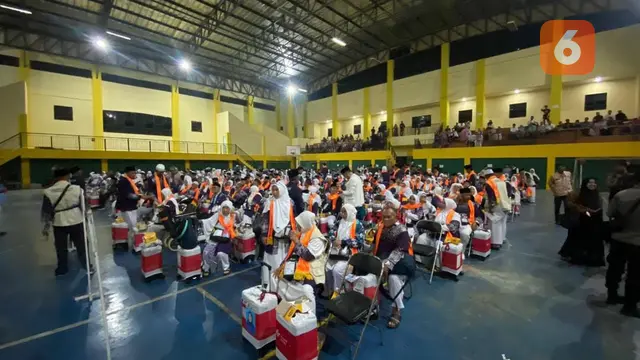 Keberangkatan ratusan calon jemaah haji asal Kabupaten Sukabumi (Liputan6.com/Fira Syahrin).