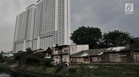 Apartemen baru menjulang tinggi dengan pemandangan rumah semipermanen di Jakarta, Selasa (16/4). Data Colliers International mencatat pada kuartal I-2019 tambahan pasokan apartemen sebanyak 1.847 unit. Sehingga total apartemen di Jakarta saat ini sebanyak 203.664 unit. (merdeka.com/Iqbal S. Nugroho)