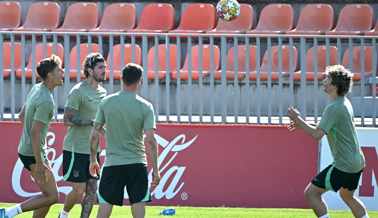 (Dari kiri) Pemain Atletico Madrid #14 Marcos Llorente, #05 Rodrigo De Paul dan  #07 Antoine Griezmann menghadiri sesi latihan menjelang leg kedua perempat final Liga Champions, di tempat latihan klub di Majadahonda, dekat Madrid, Senin (15/4/2024). (JAVIER SORIANO / AFP)