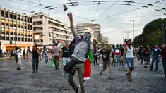 Pengunjuk rasa melempar batu ke kedutaan Israel pada unjuk rasa di Athena, Yunani, Selasa (15/5). Mereka mengecam tentara Israel menembak mati puluhan warga Palestina di perbatasan Gaza yang berunjuk rasa menentang pembukaan kedubes AS (AFP/Aris MESSINIS)