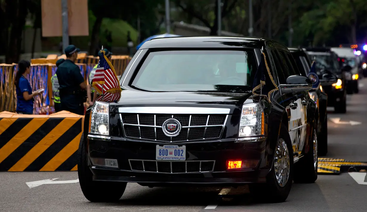 Iring-iringan mobil yang membawa Presiden AS, Donald Trump meninggalkan Hotel Shangri-La, Singapura, Selasa (12/6). Trump dan pemimpin Korea Utara, Kim Jong-un akan bertemu dalam KTT Korea Utara-AS di Hotel Capella, Pulau Sentosa. (AP/Gemunu Amarasinghe)