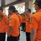 Kantor SAR Surabaya memperbarui informasi evakuasi korban kebakaran KM Santika Nusantara. (Dian Kurniawan/Liputan6.com)