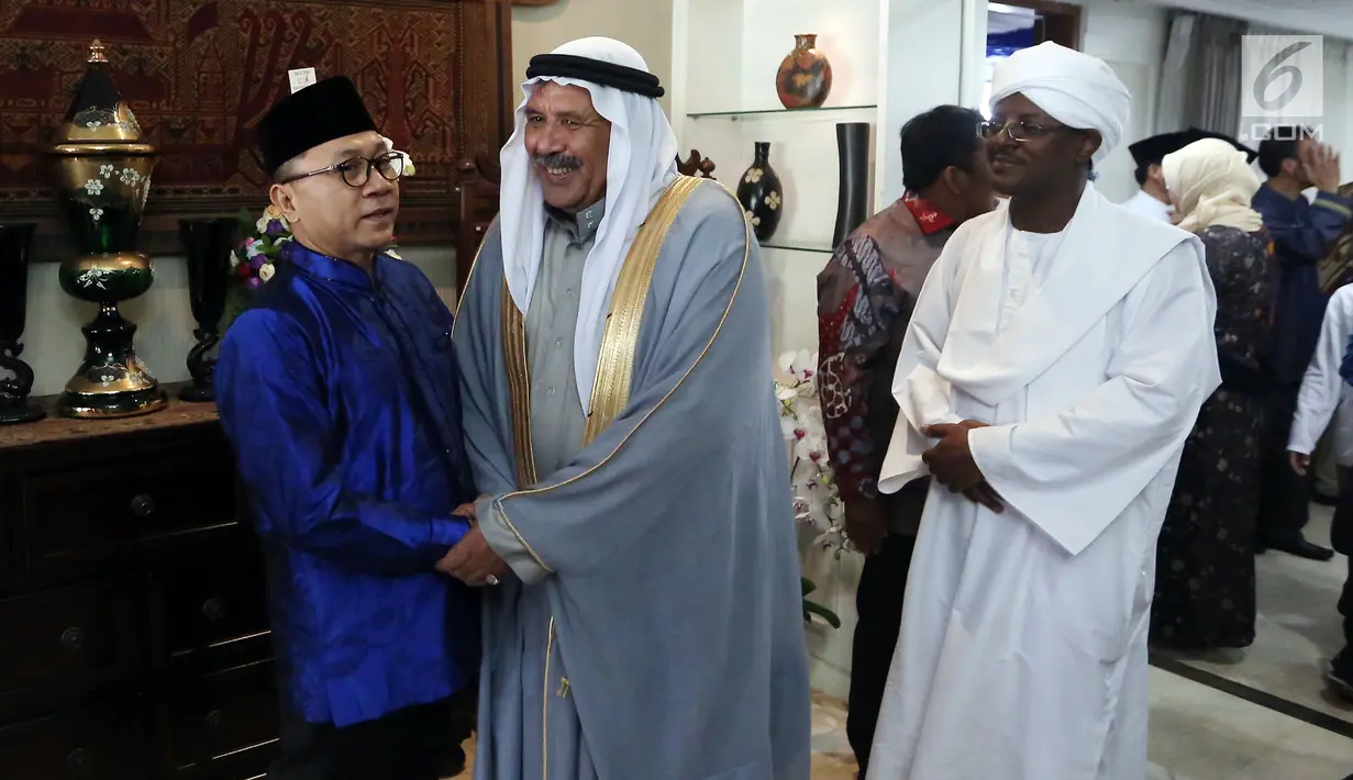 Ketua MPR Zulkifli Hasan bersalaman dengan tamunya saat menggelar open house Idul Fitri di rumah dinas Ketua MPR, Jl. Widya Chandra IV, Jakarta, Minggu (25/6). (Liputan6.com/Johan Tallo)
