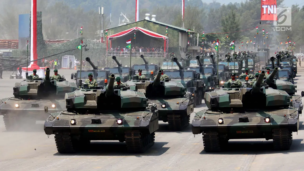 Prajurit TNI Unjuk Kekuatan Militer saat Geladi Resik HUT TNI ke-72