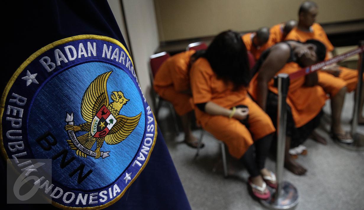Sejumlah tersangka pengedar Narkoba jaringan International dihadirkan saat rilis barang bukti sabu di Gedung BNN, Jakarta, Rabu (20/4). BNN berhasil membongkar sindikat sabu international. (Liputan6.com/Faizal Fanani)