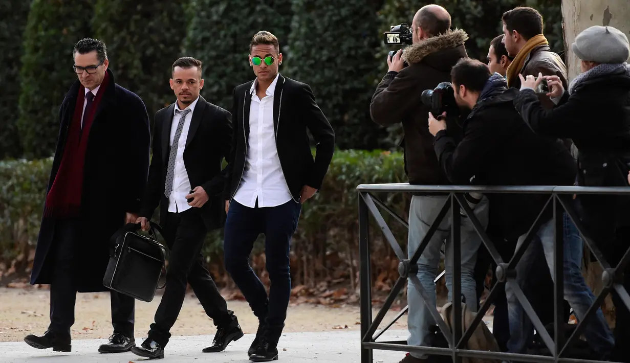 Penyerang Barcelona, Neymar (ketiga kiri) meninggalkan pengadilan nasional Spanyol di Madrid (p Neymar dan presiden Josep Maria Bartomeu akan memberikan bukti dalam kasus transfernya dari Santos ke Barcelona pada 2013. (AFP PHOTO/AVIER Soriano)