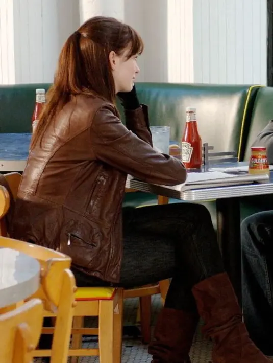 Kapan terakhir kali memakai leather jacket? Hati-hati pilih momen yang pas agar tidak terlihat pemaksaan mode (Foto: vogue.com.au).