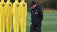 Pelatih Tottenham Hotspur, Antonio Conte menghadiri sesi latihan tim di Tottenham Hotspur Football Club Training Ground di London utara pada 31 Oktober 2022. Tottenham akan bertanding melawan Marseille pada pertandingan lanjutan Grup D Liga Champions di Stade Velodrome pada Rabu, 2 November 2022, jam 03:00 WIB. (AFP/Adrian Dennis)