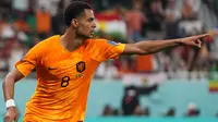 Pemain Timnas Belanda, Cody Gakpo melakukan selebrasi usai mencetak gol pertama ke gawang Timnas Senegal dalam laga matchday pertama Grup A Piala Dunia 2022 di Al Thumama Stadium, Doha, Qatar, Senin (21/11/2022) malam WIB. (AP/Petr David Josek)